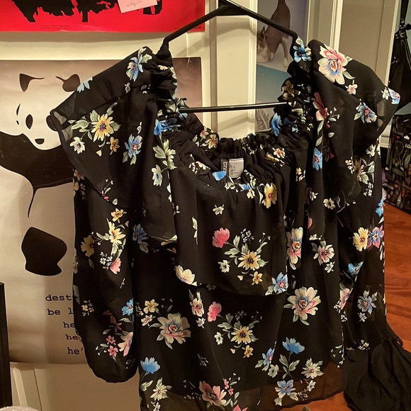 Cute long black floral top.🖤🌸🌼 - Picture 1 of 5